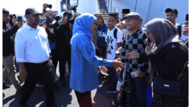 Bupati Gresik Fandi Akhmad Yani memberi apresiasi kepada gubernur Jatim, Khofifah IP karena telah mengirimkan logistik ke Pualau Bawean menggunakan  KRI Surabaya 591. Foto: Pemkab Gresik