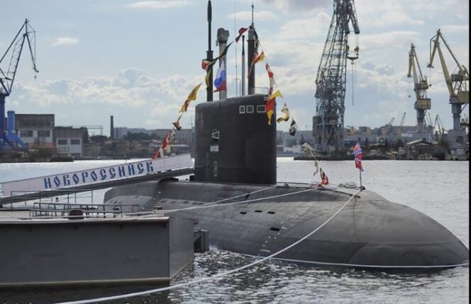 
					Kapal selam  Novorossiysk saat sandar