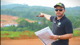 LI BAPAN Kalbar, Stevanus Febyan Babaro saat melakukan Investigasi di lokasi tambang bauksit di desa Enggadai, kecamatan Meliau, kabupaten Sanggau, Kalimantan Barat. Foto: redaksisatu.id