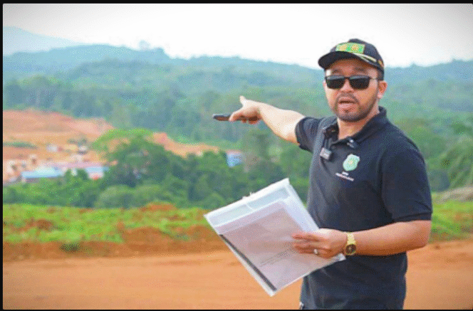 
					LI BAPAN Kalbar, Stevanus Febyan Babaro saat melakukan Investigasi di lokasi tambang bauksit di desa Enggadai, kecamatan Meliau, kabupaten Sanggau, Kalimantan Barat. Foto: redaksisatu.id
