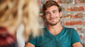 Pandanglah mata kiri agar koneksi baik