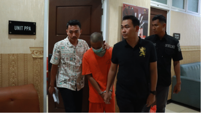 
					Satreskrim Polres Gresik berhasil menangkap  DF (21), asal Kabupaten Madiun, terkait  kasus tindak pidana asusila terhadap anak di bawah umur, Senin dini hari. 15 eptember 2025. Foto: dok/PPA Polres Gresik