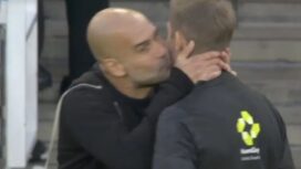 Pep mencium wasit ke-4 Craig Pawson saat mengira timnya menang