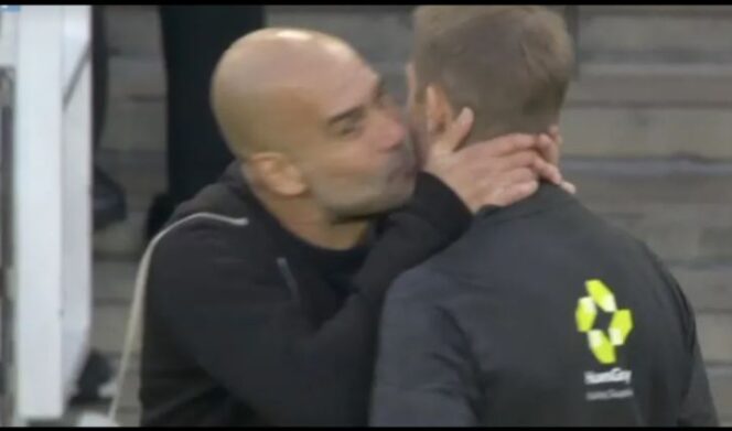 
					Pep mencium wasit ke-4 Craig Pawson saat mengira timnya menang