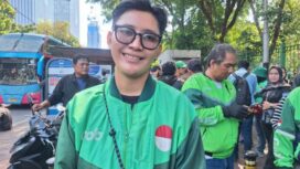 Riska Amelia (29) seorang pengemudi ojek online yang penghasilannya tembus Rp 10 juta per bulan.
© KOMPAS.com/ SHINTA DWI AYU