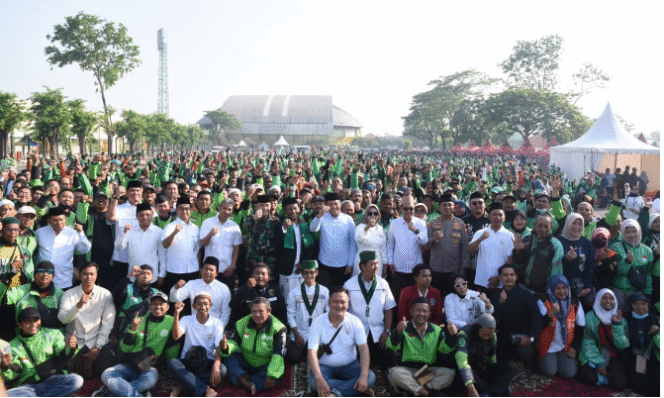 
					Forkopimda Sidoarjo menyelenggarakan acara dia bersama untuk  mendiang Affan Kurniawan, ojol yang tewas ditabrak rantis (Baracuda) Brimob. Acara ini dilaksanakn GOR Sidoarjo, Jumat 5 September 2025. Foto: Dok/pemkab sidoarjo