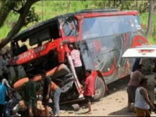 Delapan penumpang meninggal dunia,akibat rem blong, bus pariwisata PO IND'S 88 mengangkut 52 penumpang rombongan karyawan Rumah Sakit Bina Sehat (RSBS) Jember, mengalami kecelakaan di jalur Bromo lewat Probolinggi, Minggu sore, 14 September 2025. Foto: oposisicerdas.com