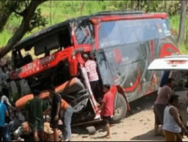 Delapan penumpang meninggal dunia,akibat rem blong, bus pariwisata PO IND'S 88 mengangkut 52 penumpang rombongan karyawan Rumah Sakit Bina Sehat (RSBS) Jember, mengalami kecelakaan di jalur Bromo lewat Probolinggi, Minggu sore, 14 September 2025. Foto: oposisicerdas.com