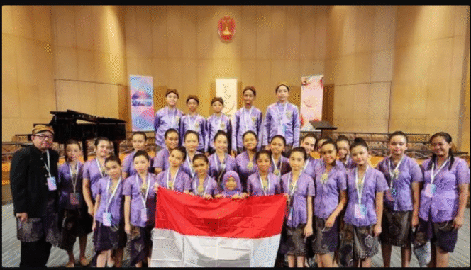 
					Inilah arek-arek cilik Surabaya yang tergabung dalam Kirana Children Choir yang telah meraih penghargaam emas di ajang kompetisi A Voyage of Songs International Choral Competition (AVOSICC) 2025 di Chulalongkorn University, Bangkok, Thailand, pada tanggal 2-4 Agustus 2025. Foto: Dok/ Kirana Children Choir