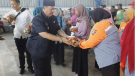Bupati Jombang Warsubi bantu petani tomat yang harganya anjlog. Ia memborong 250 kg dari  petani dibungkusi lalu diberikan kepada warga yang sedang antre di kantor Disdukcapir, Senin 29 September 2025. Foto: Diskominfo Pemkab Jombang