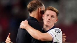 Pelatih Inggris asal Jerman Thomas Tuchel bersama Elliot Anderson yan tampil gemilang