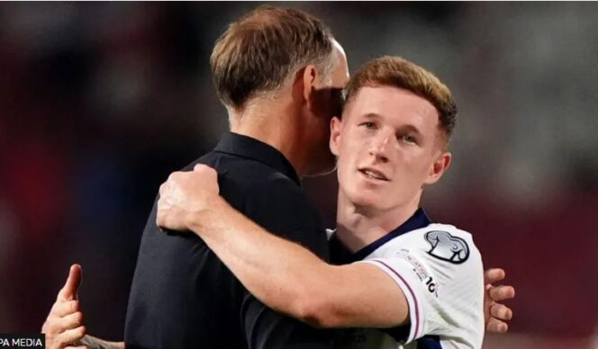 
					Pelatih Inggris asal Jerman Thomas Tuchel bersama Elliot Anderson yan tampil gemilang