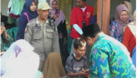 Bupati Jombang, bersama wakil Samlanudin Yazid dan Ny Yuliati Nugrahani menjeguk bocahg Sulton, 7, penderita sakit jatung bawaan, di desa Temuwulan, Kecamatan Perak., Sabtu 27 September 2025. Foto: Diskominfo Pemkab Jombang