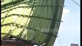 Angin kencang melanda wilayah Mojokerto, Jawa Timur, menyebabkan kanopy rumah tersingkap, di wilayah Pungging, Selasa, 2 September 2025. Foto: tangkap layar video Instagram@kabarmojokerto.id