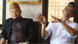 Kepala Humas SMPN 1 Buduran, Khotibul Umam (berkacamata kanan) didampingi Wali Kelas 9H, Zainal Abidin (kiri) memberi penjelasan sumbangan wajib. Foto: kredonews.com/ arso yudianto