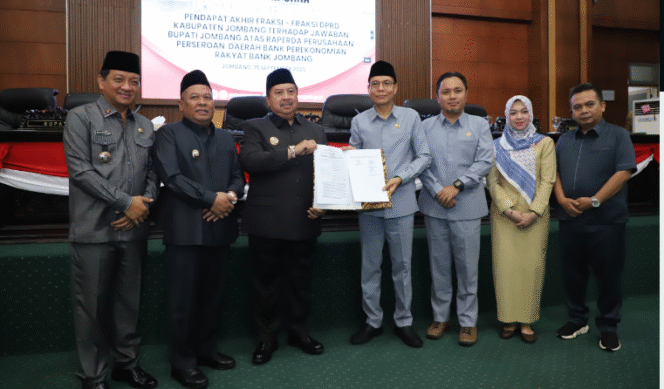 
					Bupati Jombang H warsubi bersama Ketua DPRD Jombang Hadi Atmaji, mempelrihatkan pengesahan raperda perbankan Jombang menjadi perada produksi tahun 2025, Senin 15 September 2025. Foto: Jombangkab.go.id