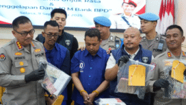 Poresta Surakarta menunjukkan barang bukti uang Rp 10 miliar dibawa kabur driver Bank Jateng Wonogiri, Selasa, 9 September 2025. Foto: merah-putih.com