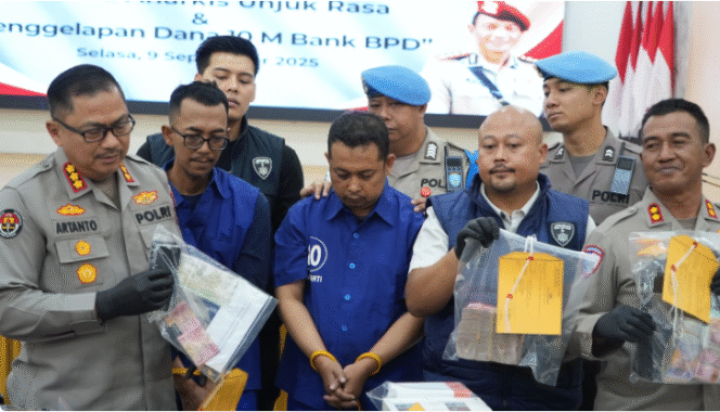 
					Poresta Surakarta menunjukkan barang bukti uang Rp 10 miliar dibawa kabur driver Bank Jateng Wonogiri, Selasa, 9 September 2025. Foto: merah-putih.com