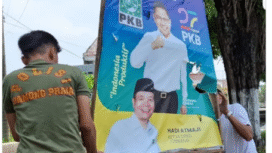 Petugas Satpol PP Pemkab Jombang melakukan operasi penertiba berbagai macam papan rekalami berupa banner, spanduk dna baliho yang membahaya kepentingan umum, dan pemasangannya melanggar keterntuan, di kawasan poloso, Jombang, Rabu 17 September 2025. Foto: Dok. Satpol PP Pemkab Jombang