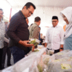 Walikota Batu Norochman hadiri Gerakan Pasar Murah (GPM) di Ngaglik, menjual barang-barang kebutuhan pokok dengan harga murah, serta membagi 500 vouche (potongan harga) untuk warga sebanuak 500 lembar, Rabu 3 September 2025. Foto: kredonews.com/ arso yudianto