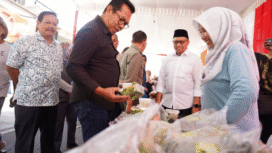 Walikota Batu Norochman hadiri Gerakan Pasar Murah (GPM) di Ngaglik, menjual barang-barang kebutuhan pokok dengan harga murah, serta membagi 500 vouche (potongan harga) untuk warga sebanuak 500 lembar, Rabu 3 September 2025. Foto: kredonews.com/ arso yudianto