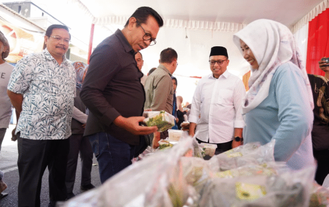 
					Walikota Batu Norochman hadiri Gerakan Pasar Murah (GPM) di Ngaglik, menjual barang-barang kebutuhan pokok dengan harga murah, serta membagi 500  vouche (potongan harga) untuk warga sebanuak 500 lembar, Rabu 3 September 2025. Foto: kredonews.com/ arso yudianto