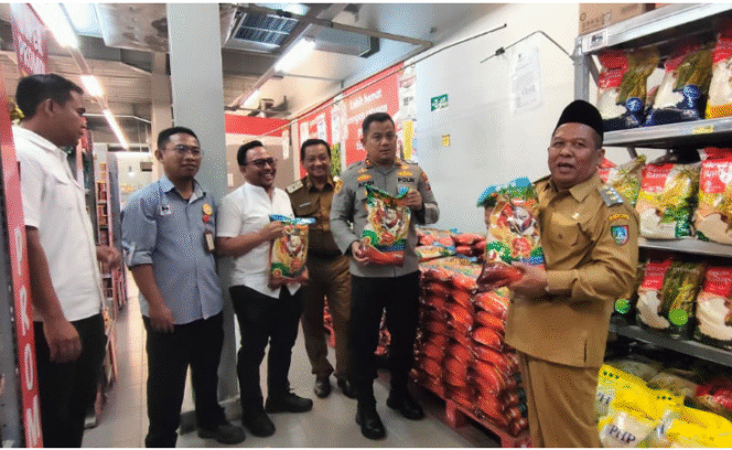
					 Tim Satuan Tugas (Satgas) Pangan dan TPID (Tim Pengendalian Inflasi Daerah) melakukan inspeksi mendadak (sidak) ke sejumlah lokasi pada Senin, 22 September 2025. Tim memastikan stok berast di Jombang Aman. Foto: Diskominfo Pemkab Jombang
