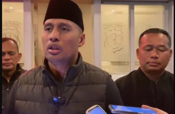 
					Kapolres Blitar Kota saat ini adalah AKBP Titus Yudho Uly, S.I.K., M.Si memberi penejasan terakit dengan temua ladang ganjar di Krisik, Gandusari, Blitar. Foto: Polresta Blitar/ Istimewa