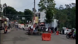 Sedikitnya 24 ambulans dikerahkan untuk mengevakuasi siswa SMKN 1 Cihampelas, Bandung Barat, yang mengalami keracunan makanan dari MBG, pada hari Rabu, 24 September 2025, sehari setelah Bupati bandung Jeje Richie Ismail mengumumkan status KLB masalah keracunan massal MBG. Foto: tangkap layar video Instagram@BWI.info