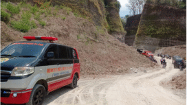 Satu ambulans telah disiapkan untuk melakukan evakuasi korban, setelah terjadi runtuh lokasi galian C setinggi 20 yang menimbun sebuah truk, di Desa Trosono, Magetan, Sabtu 27 September 2025. Foto: kredoneww.com/bambang tjuk winarno