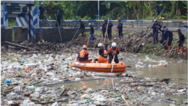 Peringati World Cleanup Day (WGD) 2025, pemkab Jombang melaksanakan giat membersihkan sampah massal, libatkan lebih dari 500 orang mengeduk sampah di Dam Jatis, Mojoagung, Sabtu 20 September 2025. Foto: Diskominfo Pemkab Jombang
