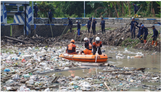 
					Peringati World Cleanup Day (WGD) 2025, pemkab Jombang melaksanakan giat membersihkan sampah massal, libatkan lebih dari 500 orang mengeduk sampah di Dam Jatis, Mojoagung, Sabtu 20 September 2025. Foto: Diskominfo Pemkab Jombang