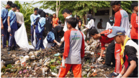 Pelajar sekolah, organisasi pemuda, ASN, warga masyarakat, TNI dan Polri terlibat  membersihkan sampah di area Dam Jetis, Mojoagung, Jombang, untuk memperingati dan merayakan World Cleanup Daya 2025, Sabtu 20 September 2025. Foto: Diskominfo Pemkab Jombang