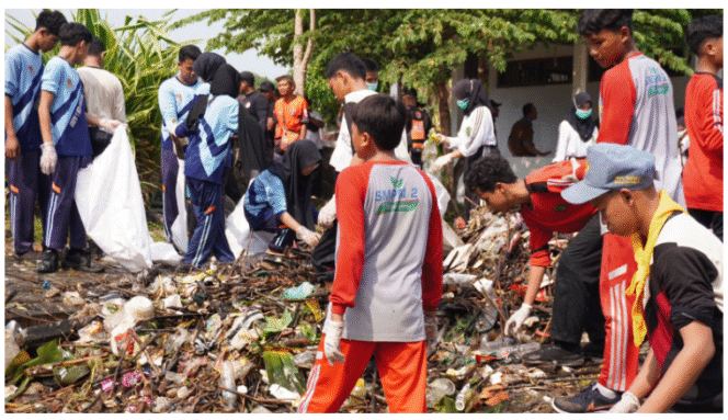 
					Pelajar sekolah, organisasi pemuda, ASN, warga masyarakat, TNI dan Polri terlibat  membersihkan sampah di area Dam Jetis, Mojoagung, Jombang, untuk memperingati dan merayakan World Cleanup Daya 2025, Sabtu 20 September 2025. Foto: Diskominfo Pemkab Jombang
