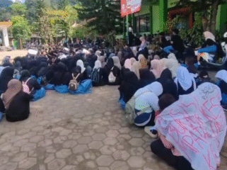 Video aksi demo aksi demo siswa SMKN 1 Kampak, Trenggalek, menyebar luas, membuat semakin tercoreng dunia pendidik Indonesia dalam urusan keuangan dan sumbangan. Foto: tangkap layar video Yuotube@suyra.co