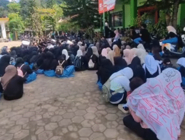 Video aksi demo aksi demo siswa SMKN 1 Kampak, Trenggalek, menyebar luas, membuat semakin tercoreng dunia pendidik Indonesia dalam urusan keuangan dan sumbangan. Foto: tangkap layar video Yuotube@suyra.co