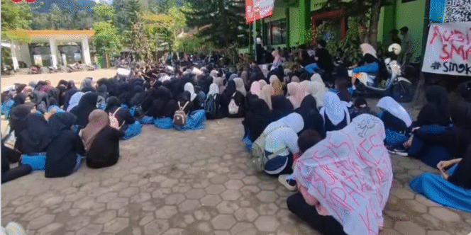 
					Video aksi demo aksi demo siswa SMKN 1 Kampak, Trenggalek, menyebar luas, membuat semakin tercoreng dunia pendidik Indonesia dalam urusan keuangan dan sumbangan. Foto: tangkap layar video Yuotube@suyra.co