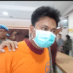 Polisi membawa tersangka Deni, 33, pada saat konferensi pers di mapolres Probolinggo. Foto: Istimewa