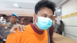 Polisi membawa tersangka Deni, 33, pada saat konferensi pers di mapolres Probolinggo. Foto: Istimewa