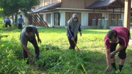 Memperingati Hari Bersih Dunia 2025, seluruh ASN Dinas Pendidikan dan Kebudyaaan Jombang menggelar acara bersih-bersih lingkungan kantor, dilaksanakan, Kamis 25 September 2025. Foto: jombangkab.go.id