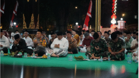 Bupati Warsubi pimpin acara dioa bersama lintas agama di pendopo Pemkab Jombang, Senin 1 September 2025. Doa diarahkan untuk menjaga keamanan dan keselamatan bagi bangsa Indonesia. Foto: Diskominfo Pemkab Jombang