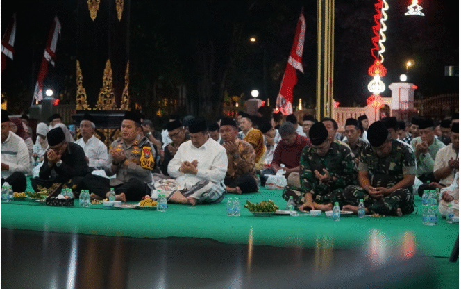 
					Bupati  Warsubi pimpin acara dioa bersama lintas agama di pendopo Pemkab Jombang, Senin 1 September 2025. Doa diarahkan untuk menjaga keamanan dan keselamatan bagi bangsa Indonesia. Foto: Diskominfo Pemkab Jombang
