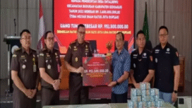 Kejaksaan Negeri Sidoarjo menggelar konferensi pers, terakit kasus dugaan korupsi kompensasi tanah gogol desa Rp 3,6 miliar tidak dimasukkan ke dalam pembukuan APBdes Entalsewu , Budurna Sidoarjo. Foto: suaramredeka.com
