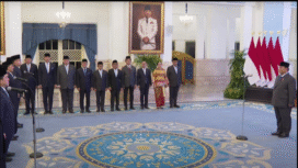 Presiden Prabowo Subianto kembali melakukan perrubahan kabinet, melakukan reshuffle menteri Erick Thohir semula menjabat Menteri BUMN digeser menjadi Menpora, sedangkan jabatan Menko Polkan diberikan kepada Djamari Kaniago. Foto: biro press sekretariat negara