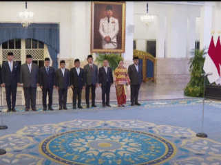 Presiden Prabowo Subianto kembali melakukan perrubahan kabinet, melakukan reshuffle menteri Erick Thohir semula menjabat Menteri BUMN digeser menjadi Menpora, sedangkan jabatan Menko Polkan diberikan kepada Djamari Kaniago. Foto: biro press sekretariat negara
