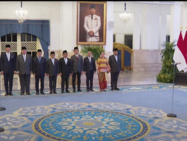 Presiden Prabowo Subianto kembali melakukan perrubahan kabinet, melakukan reshuffle menteri Erick Thohir semula menjabat Menteri BUMN digeser menjadi Menpora, sedangkan jabatan Menko Polkan diberikan kepada Djamari Kaniago. Foto: biro press sekretariat negara