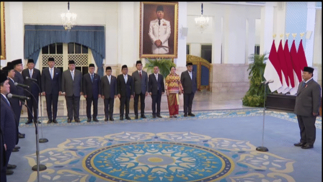 
					Presiden Prabowo Subianto kembali melakukan perrubahan kabinet, melakukan reshuffle menteri Erick Thohir semula menjabat Menteri BUMN digeser menjadi Menpora, sedangkan jabatan Menko Polkan diberikan kepada Djamari Kaniago. Foto: biro press sekretariat negara