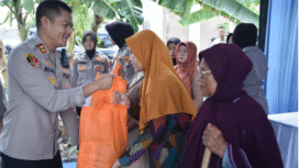 
Kapolres AKBP Rovan Richard Mahenu, menyerahkan bantuan peralatan sablon kepada warga kurang mampu, agar mereka bisa bekerja dan berpendapatan, Sabut 27 September 2025. Foto: Dok/Polres Gresik