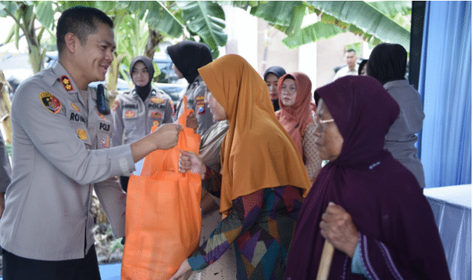 
					
Kapolres AKBP Rovan Richard Mahenu, menyerahkan bantuan peralatan sablon kepada warga kurang mampu, agar mereka bisa bekerja dan berpendapatan, Sabut 27 September 2025. Foto: Dok/Polres Gresik