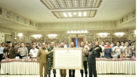 Forkopimda Gresik dan perusahaan angkutan berat menunjukkan hasil Deklarasi Patuhi Jam Operasional, Selasa 9 September 2025. Foto: Dok/ Pemkab Gresik